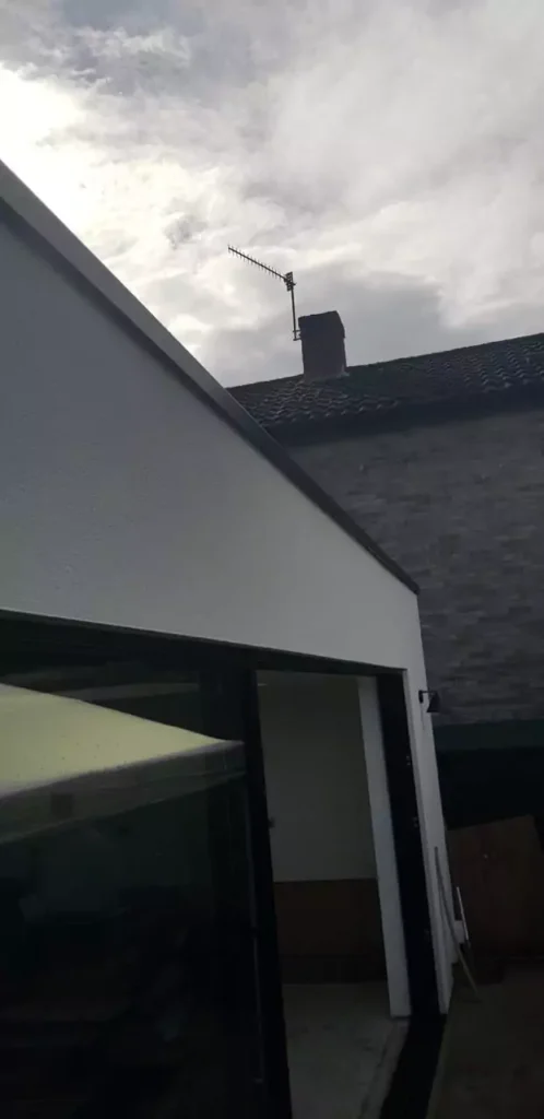 Side view of the extension with aluminium coping